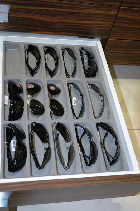 MEUBLES SPECIFIQUES BOUTIQUE DE LUNETTES / OPTICIEN.